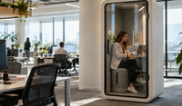 Cabina insonorizada individual en una oficina moderna utilizada para llamadas y trabajo con mayor privacidad Cabina insonorizada individual en una oficina moderna utilizada para llamadas y trabajo con mayor privacidad